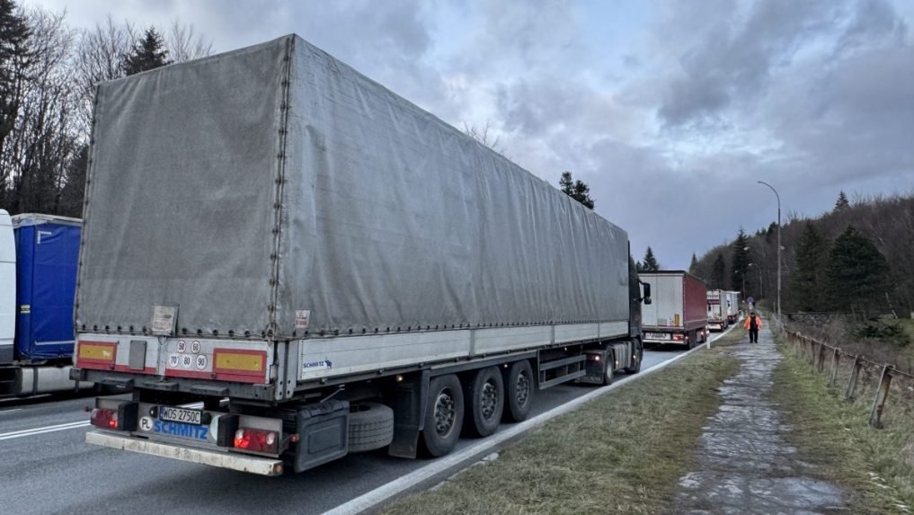 Poľskí kamionisti sa dohodli s vládou, dočasne pozastavia blokádu priechodov na hranici s Ukrajinou