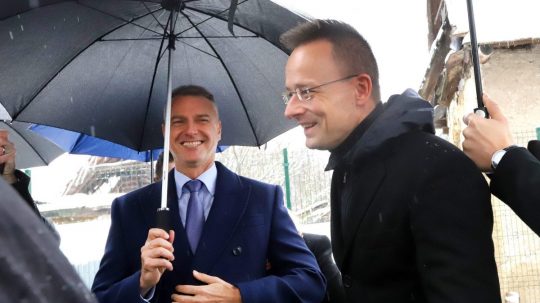 Na snímke minister investícií Richard Raši (Hlas-SD) a maďarský minister zahraničných vecí Péter Szijjártó.
