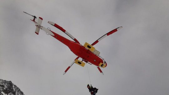 Na snímke vrtuľník Horskej záchrannej služby (HZS).