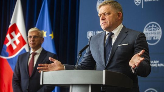 Zľava predseda Zväzu automobilového priemyslu Alexander Matušek a premiér Robert Fico.
