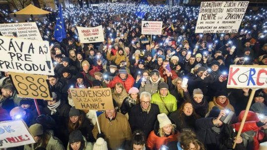 Ľudia počas protestného zhromaždenia organizovaného opozíciou v Bratislave.