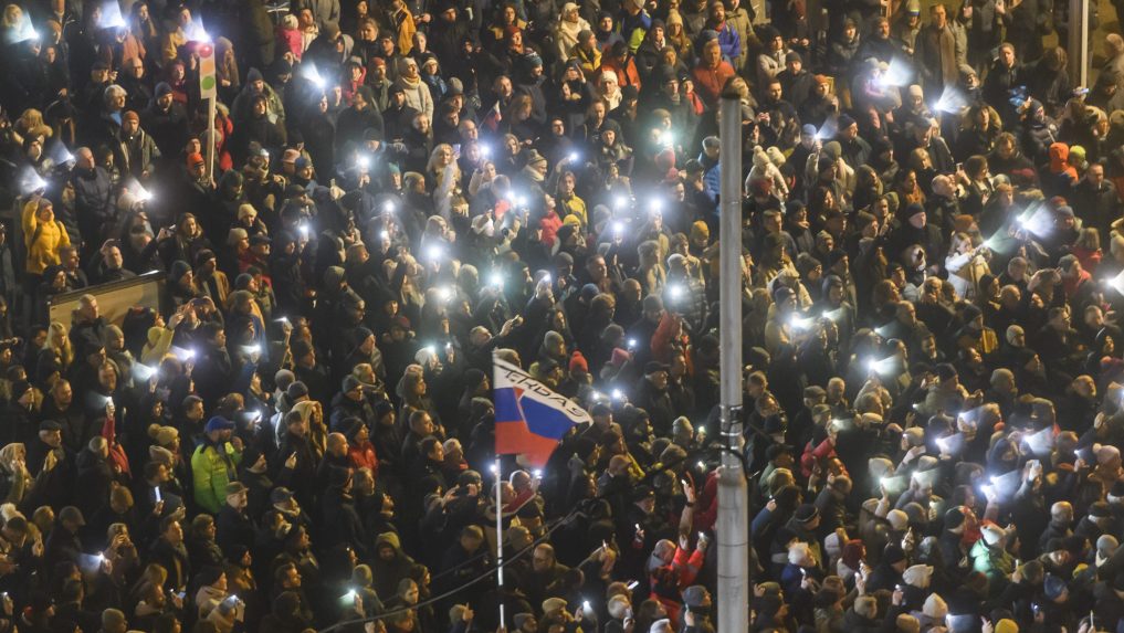 Opozičné protesty pokračovali po celom Slovensku. Ľudí v uliciach ani po týždňoch neubúda