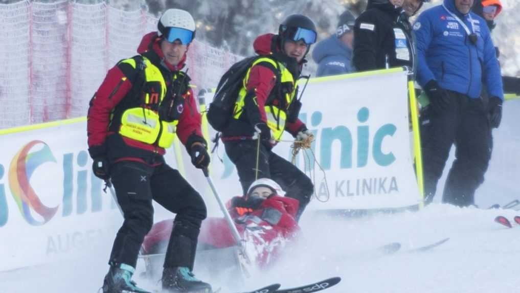 Petra Vlhová počas prevozu po páde počas prvého kola obrovského slalomu v Jasnej.