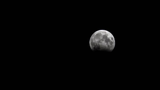 Na snímke čiastočné zatmenie Mesiaca.