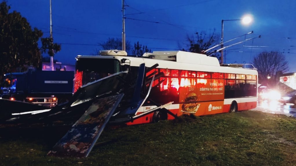 Nehoda trolejbusu v Banskej Bystrici: Pri zrážke so smetiarskym autom sa zranilo sedem ľudí