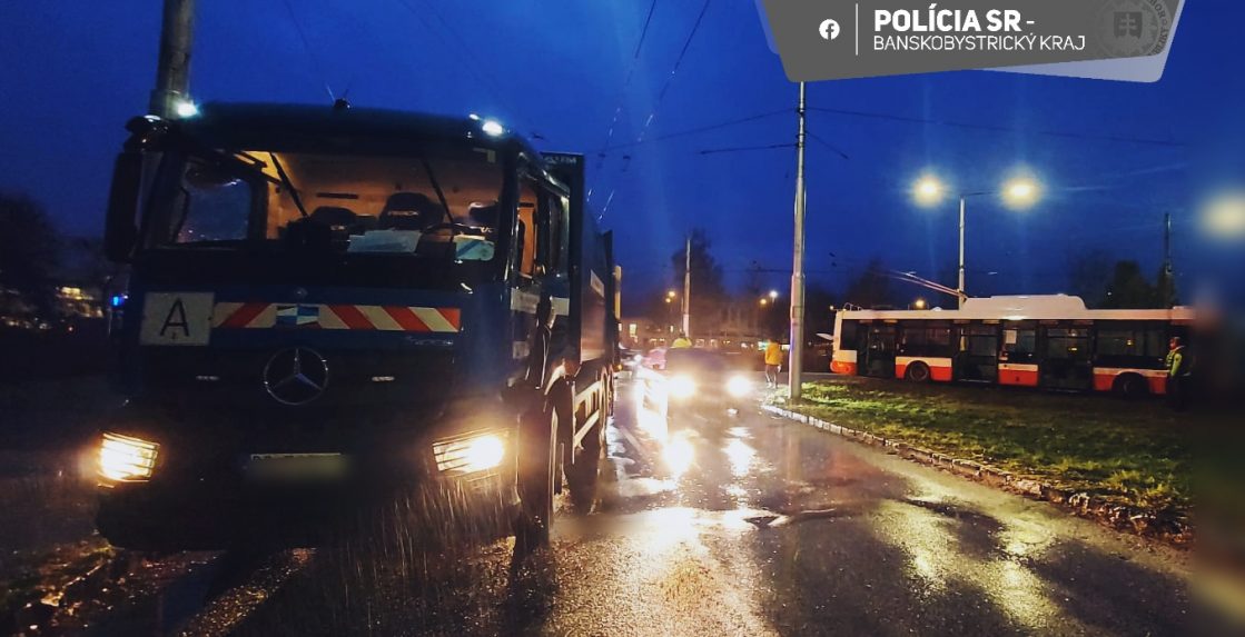 Nehoda trolejbusu v Banskej Bystrici: Pri zrážke so smetiarskym autom sa zranilo sedem ľudí