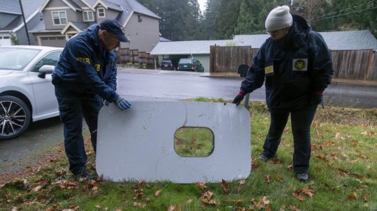 Odtrhnuté dvere lietadla Boeing 737 MAX 9 našli v záhrade v Portlande.