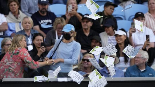 Australian Open: Duel Zvereva s Norriem prerušila aktivistka s protivojnovými plagátmi