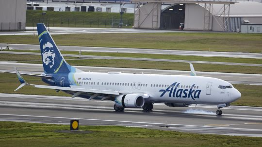 Na snímke lietadlo spoločnosti Alaska Airlines pristáva na medzinárodnom letisku v Portlande