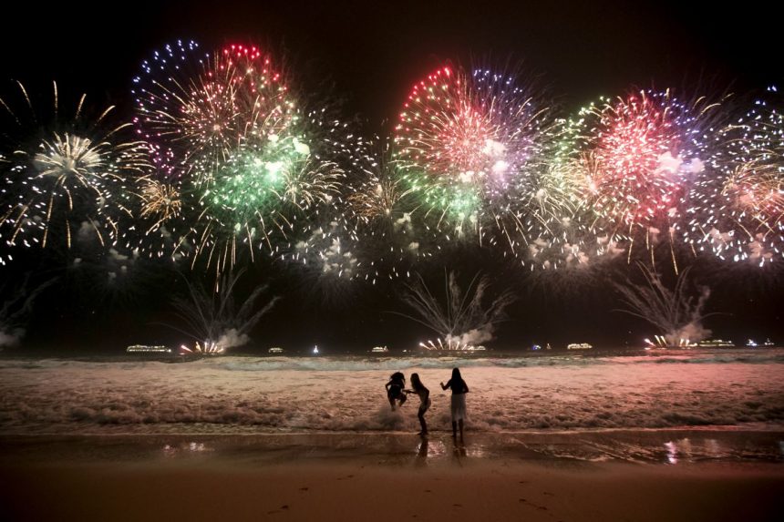 Na snímke novoročné oslavy v Riu de Janeiro.