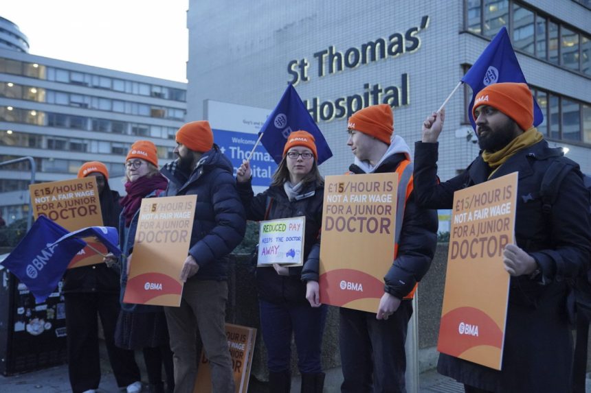 Historický štrajk: Anglickí lekári pred atestáciou sa dožadujú vyšších platov. Protest potrvá šesť dní