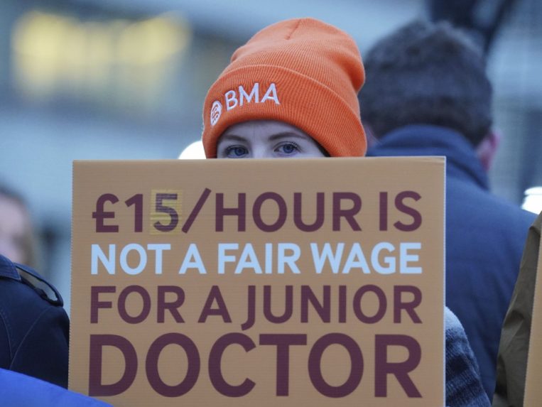 Historický štrajk: Anglickí lekári pred atestáciou sa dožadujú vyšších platov. Protest potrvá šesť dní