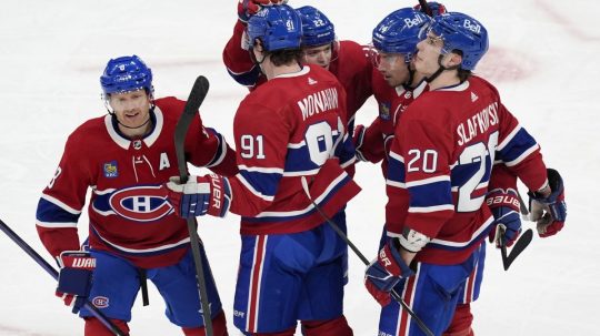 Juraj Slafkovský oslavuje so spoluhráčmi z tímu Montreal Canadiens.