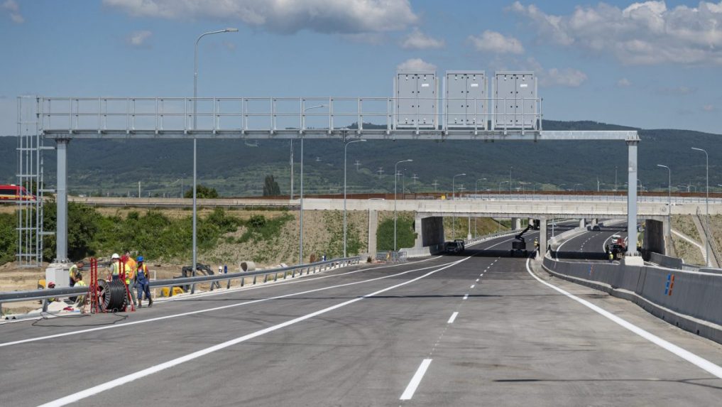 Podľa ministerstva dopravy je trasa R7 a D4 skolaudovaná a bezpečná. Rezort popiera tvrdenia poslanca Lackoviča