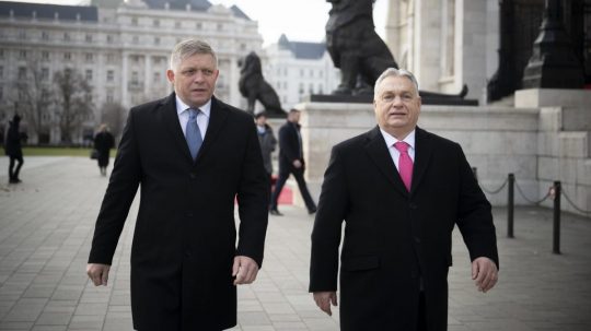 Maďarský premiér Viktor Orbán (vpravo) a slovenský premiér Robert Fico.