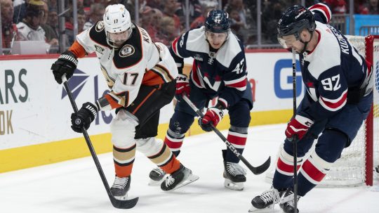 Uprostred hokejista Martin Fehérváry počas zápasu Anaheim Ducks a Washington Capitals.