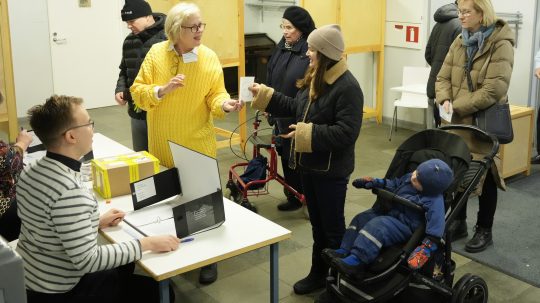 Voliči vo volebnej miestnosti v Helsinkách.