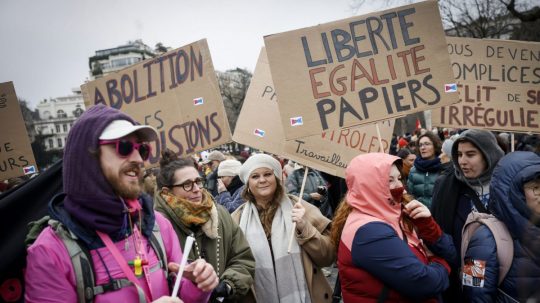 Demonštranti držia plagát s nápisom "sloboda, rovnosť, doklady".