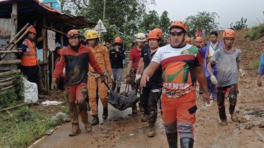 Záchranári zasiahli vo Filipínach pri zosuve pôdy.