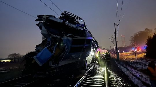 Na snímke situácia po zrážke vlaku s nákladným autom v Česku.
