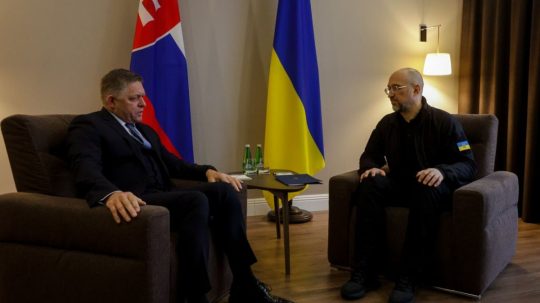 Na snímke zľava premiér SR Robert Fico a ukrajinský premiér Denys Šmyhaľ.