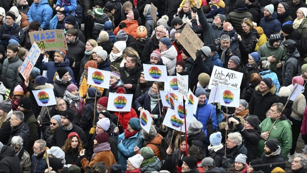 Mníchovský protest proti extrémizmu museli odvolať. Prišlo priveľa účastníkov, organizátori hovoria o 250-tisícoch ľudí