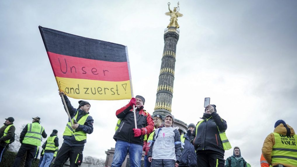 Nemeckí farmári chcú pokračovať v protestoch. Vypadni, kričali ministrovi financií