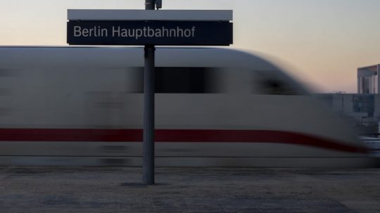 Vlak ICE odchádza z hlavnej železničnej stanice počas štrajku rušňovodičov v Berlíne.