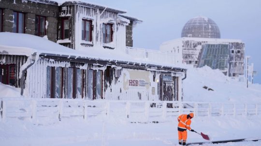 Pracovník odpratáva sneh z koľajníc v severnom Nemecku.