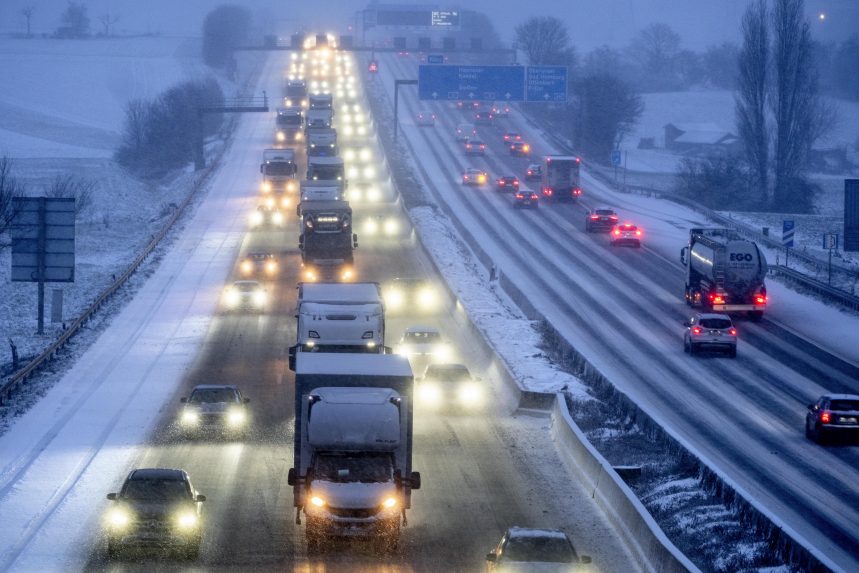 Prenocovali na ceste: V noci uviazli na nemeckých diaľniciach pre poľadovicu a sneh stovky áut