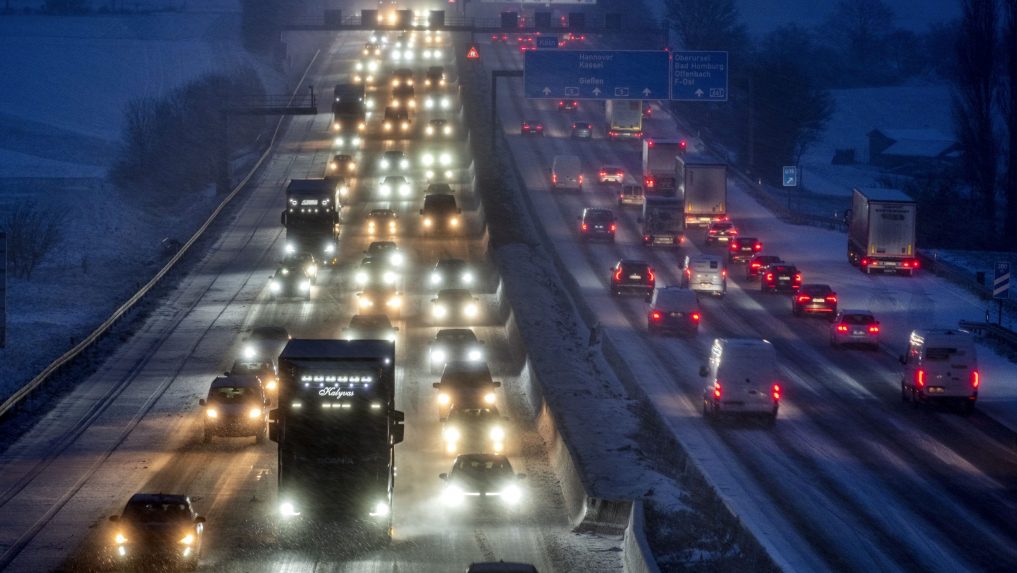 Prenocovali na ceste: V noci uviazli na nemeckých diaľniciach pre poľadovicu a sneh stovky áut