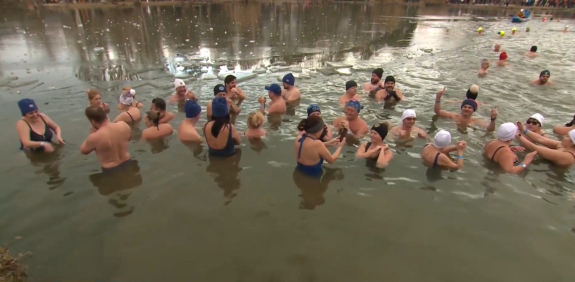 Aby sa dalo plávať, museli vyrúbať ľad: V Nitre sa stretli stovky otužilcov z rôznych kútov Slovenska