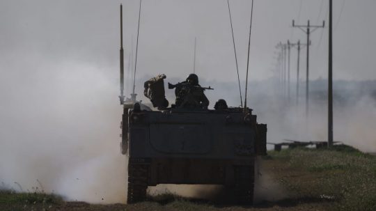 Izraelskí vojaci cestujú na armádnom obrnenom transportéri