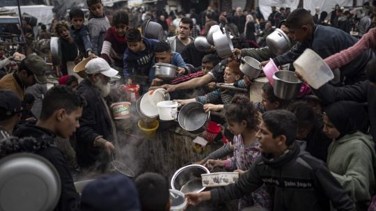 Palestínčania stoja v rade na jedlo v Pásme Gazy.
