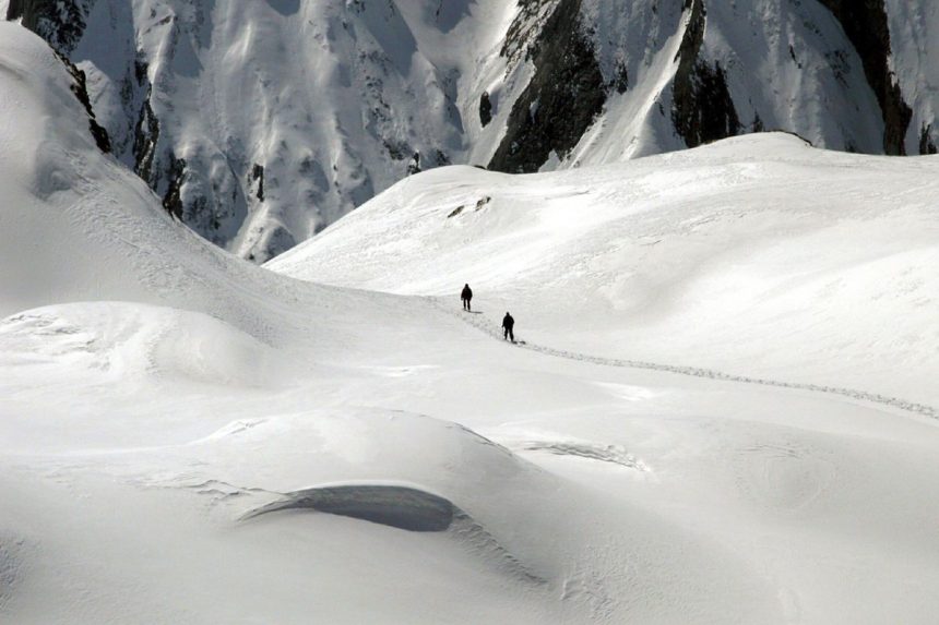 Pri páde lavíny v rakúskych Alpách zomrel Slovák (†40), ďalší utrpel zranenia