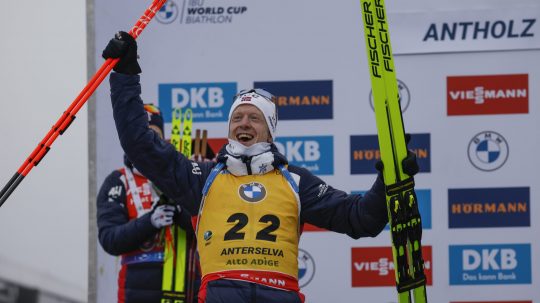Nórsky biatlonista Johannes Thingnes Bö oslavuje víťazstvo vo vytrvalostných pretekoch v Anterselve.