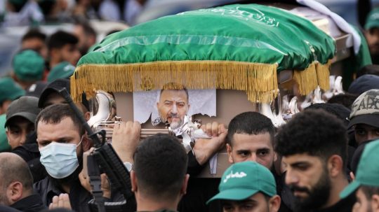 Muži nesú rakvu s pozostatkami zástupcu šéfa hnutia Hamas Sáliha Árúrího.