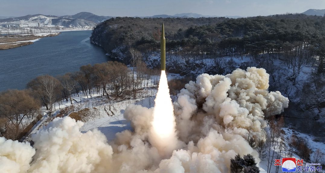 KĽDR pokračuje v odpaľovaní balistických rakiet. Otestovať mala novú nadzvukovú strelu