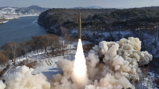 Na tejto fotografii, ktorú poskytla severokórejská vláda, je podľa nej letová skúška novej rakety stredného doletu na tuhé palivo v Severnej Kórei