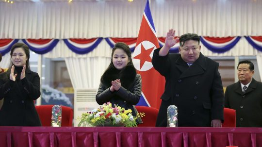 Kim Čong-un so svojou dcérou a manželkou sa zúčastňuje na oslave Nového roka v Pchjongjangu.