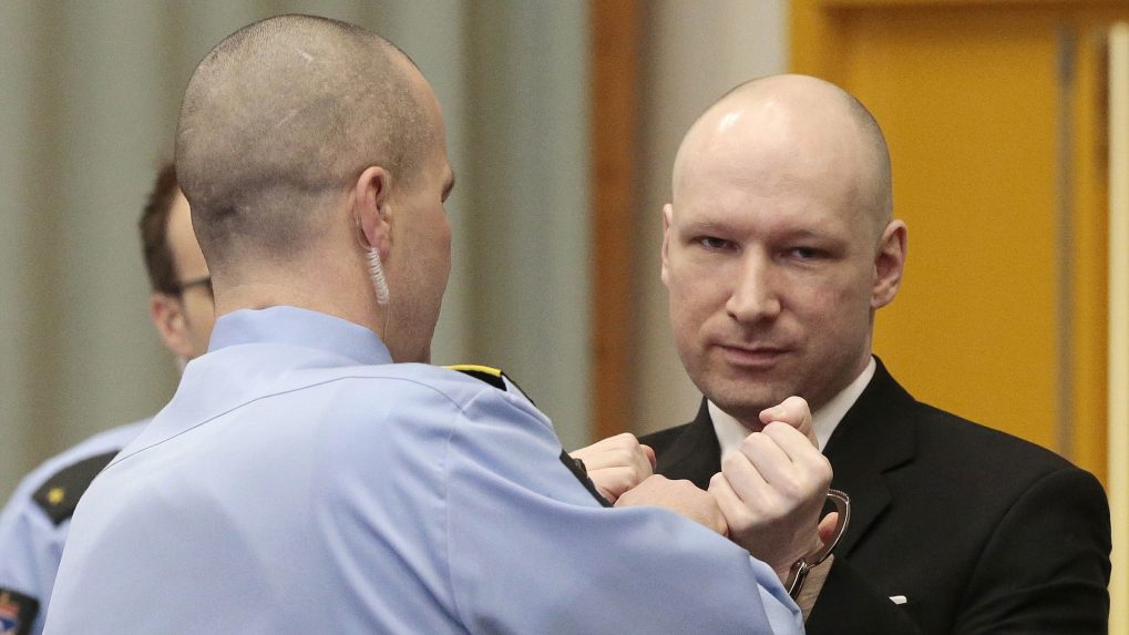 Anders Breivik sa domáha ukončenia samoväzby a kontaktu s vonkajším svetom. Podľa zástupcu štátu je stále nebezpečný