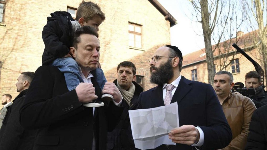 Miliardár Elon Musk navštívil bývalý koncentračný tábor pri Osvienčime