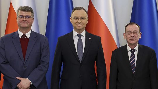 Uprostred poľský prezident Andrzej Duda, vľavo Maciej Wąsik, vpravo Mariusz Kamiňský.