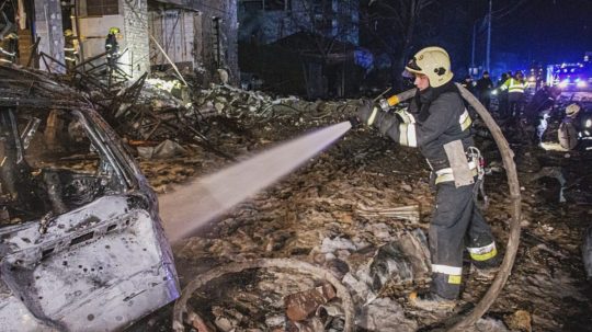 Zásah ukrajinských hasičov v Charkove 10. januára 2024.