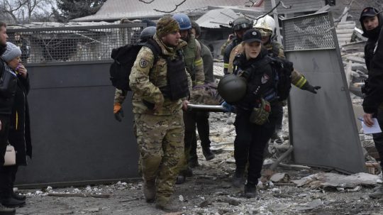 Ukrajinskí záchranári a vojaci nesú telo obyvateľa, ktorý zahynul pri masívnom ruskom leteckom útoku v Záporoží.