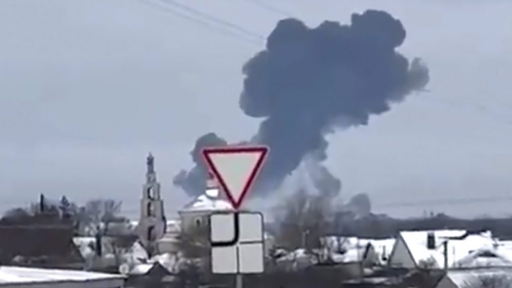 V Rusku sa zrútilo vojenské lietadlo. Na palube bolo 15 ľudí