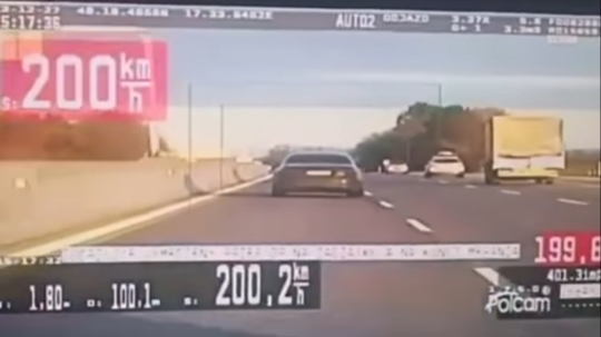 Vodič prekročil povolenú rýchlosť na diaľnici v smere na Trnavu.