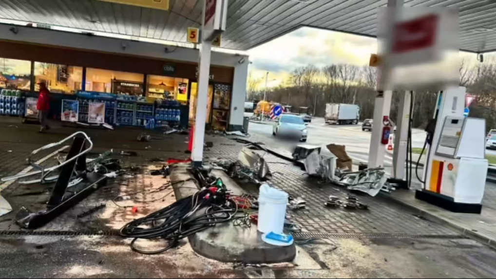 VIDEO: Vodič vrazil do čerpacej stanice na diaľničnom odpočívadle. Zdemoloval tankovacie stojany, poškodil autá aj budovu