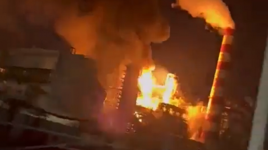 Požiar v areáli rafinérie v ruskom meste Tuapse.