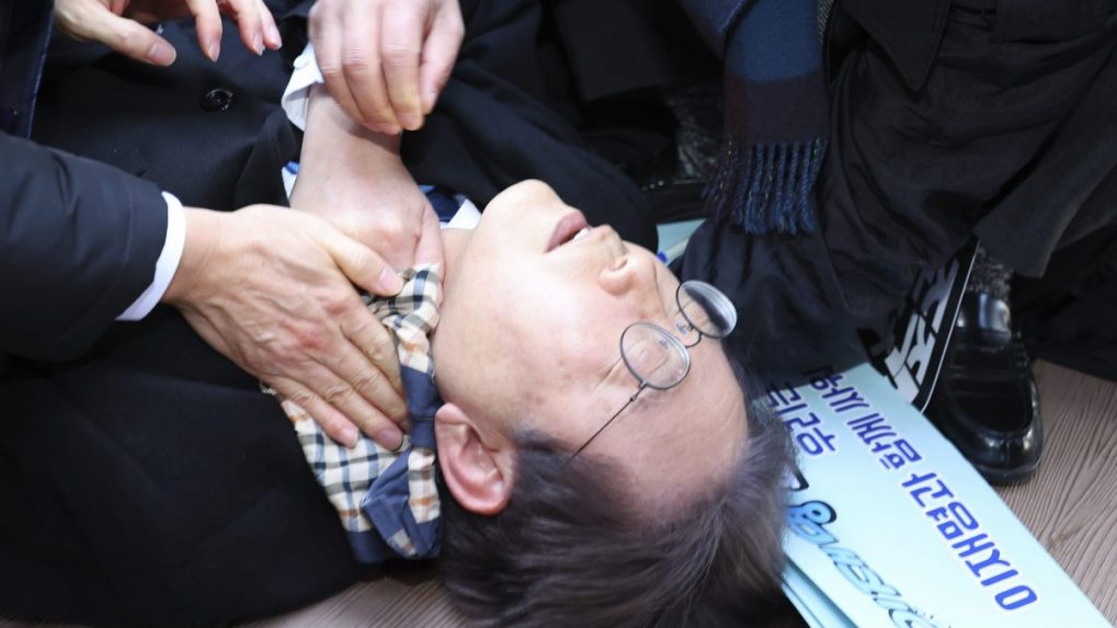 Lídra juhokórejskej opozície bodli počas vystúpenia do krku